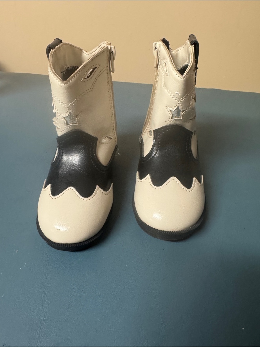 Zara Crème and black leather boots toddlers girl size 5
